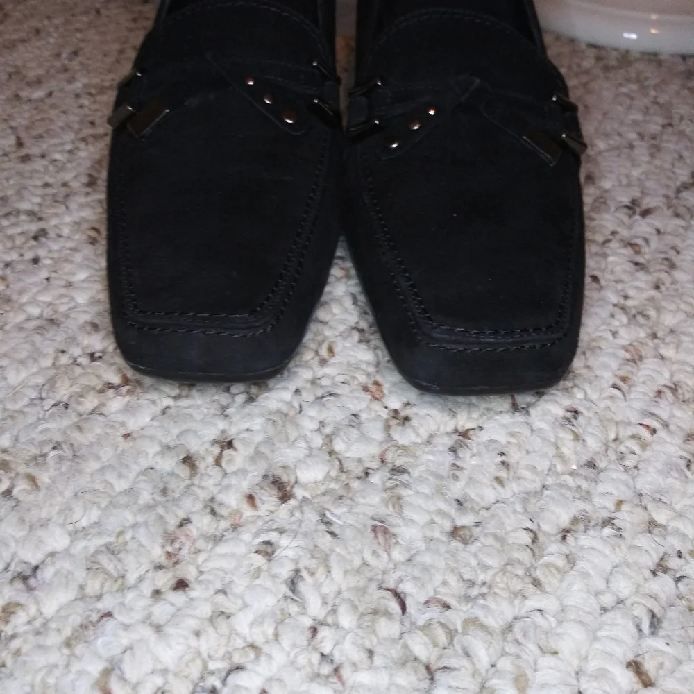 Vintage 90's/Y2k Stuart Weitzman Black Suede Pumps - Picture 4 of 11